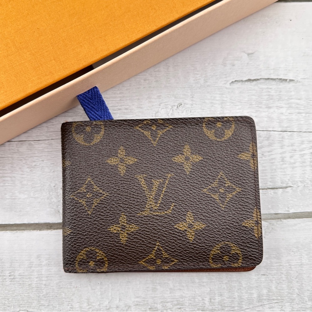 AUTHENTIC Louis Vuitton wallet. Monogram pattern.